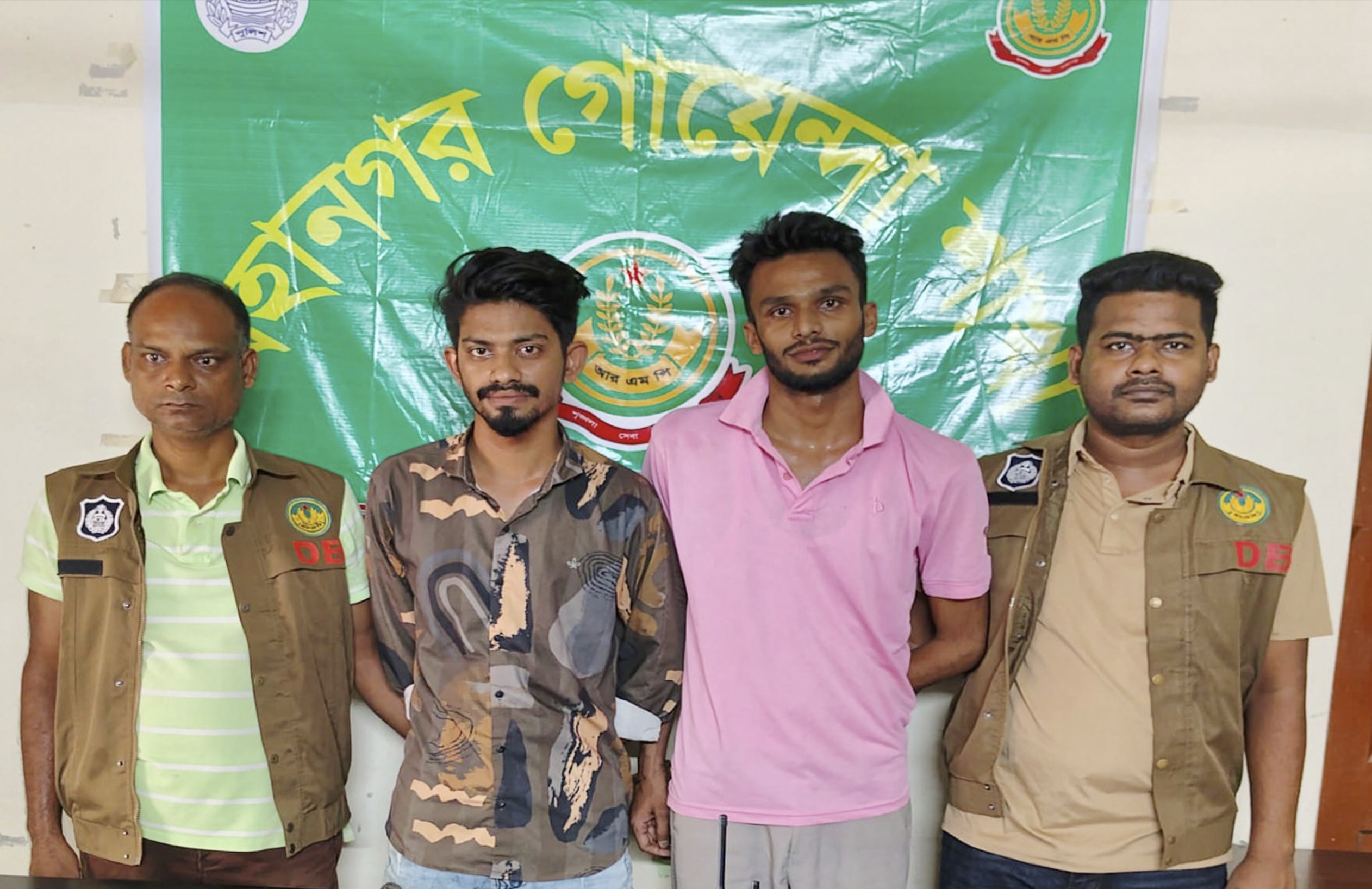 রাজশাহীতে পুলিশ পরিচয়ে ছিনতাইয়ের প্রস্তুতিকালে দেশীয় অস্ত্র ও ওয়ারলেসসহ দুই যুবককে গ্রেপ্তার করল পুলিশ