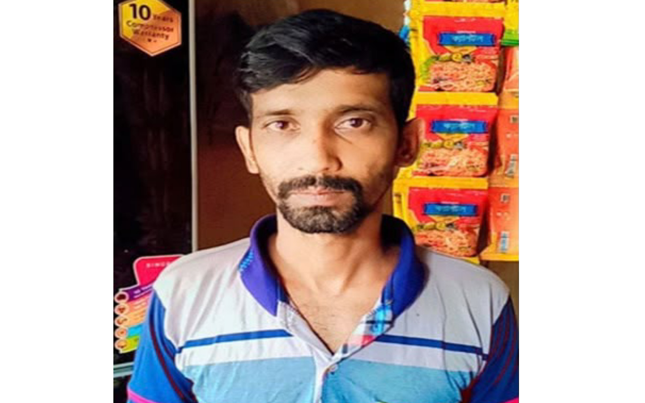 টাকা ভাংতি না দেয়ায় দোকানিকে কুপিয়ে হত্যা, দোকানে পেট্রল বোমা নিক্ষেপ