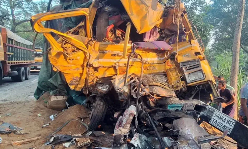 নাটোরের বড়াইগ্রামে বাস-ট্রাকের মুখোমুখি সংঘর্ষ, নিহত ১৩