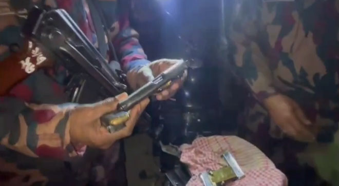 রাজশাহী সীমান্ত দিয়ে আসছিল অস্ত্রের চালান