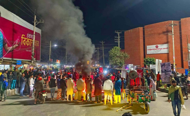 রাকসুর জিএস আ/হতের প্রতিবাদে সড়ক অবরোধ করে রাজশাহীতে বিক্ষোভ