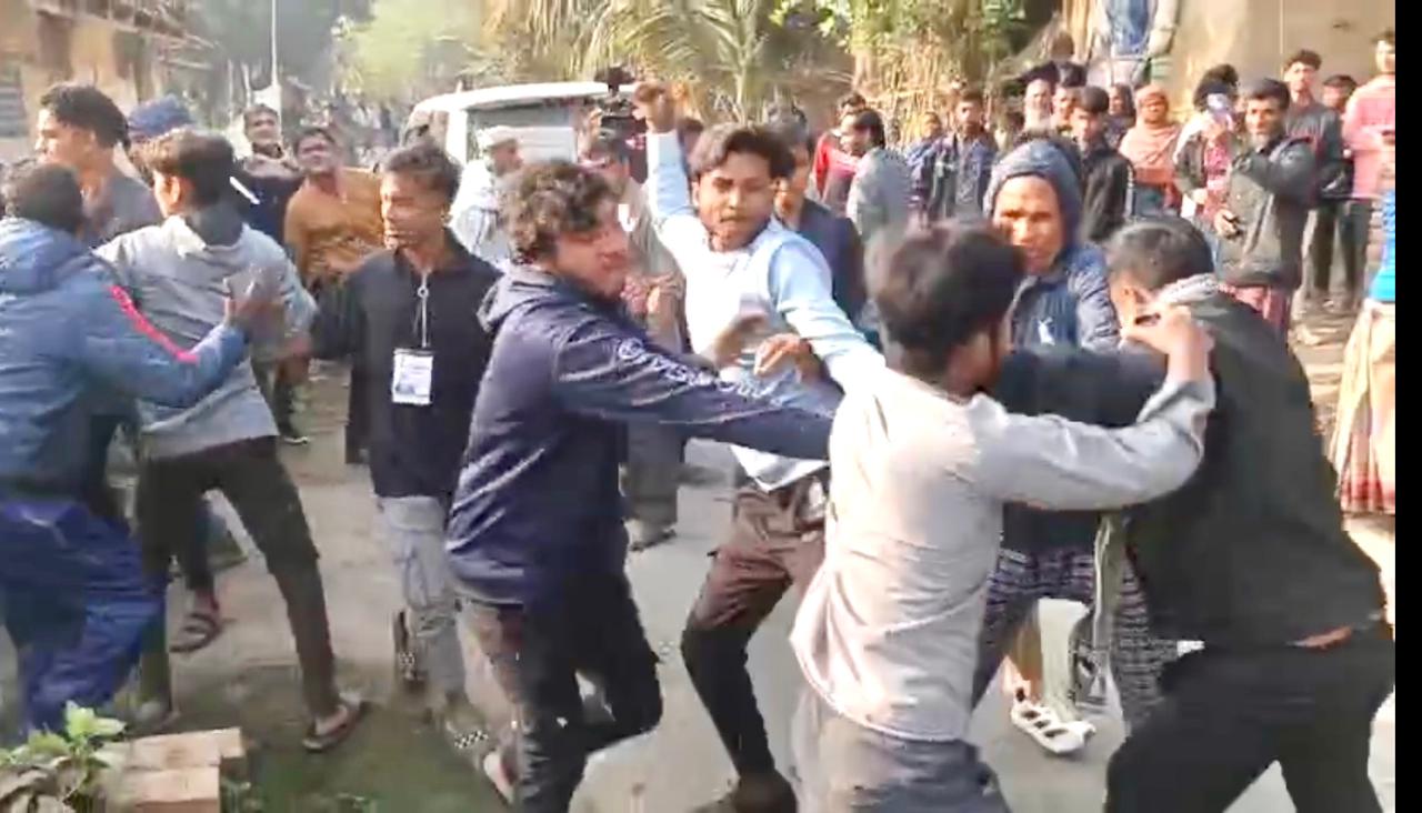 রাজশাহী-৫ আসনের দুর্গাপুরে ধানের শীষ ও ফুটবল প্রতীকের সমর্থকদের সংঘর্ষ