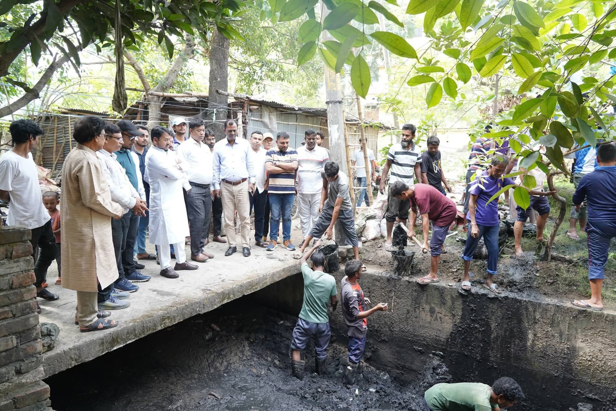রাজশাহী নগরীতে ড্রেন পরিস্কারকরণ কার্যক্রম পরিদর্শনে রাসিক প্রশাসক