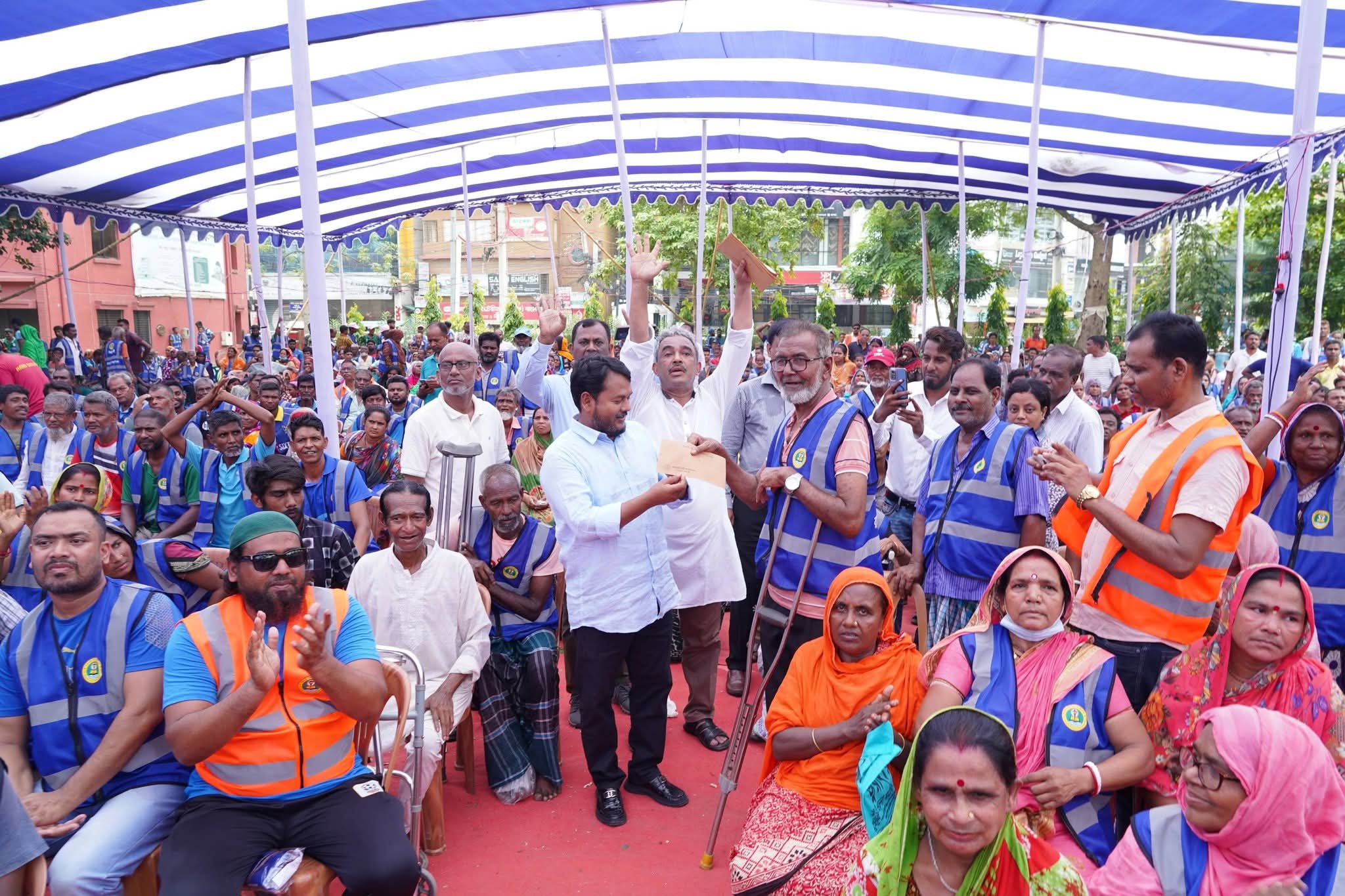 প্রধানমন্ত্রীর পক্ষে পরিচ্ছন্নতাকর্মীদের মাঝে ঈদ উপহার বিতরণ করলেন রাসিক প্রশাসক রিটন