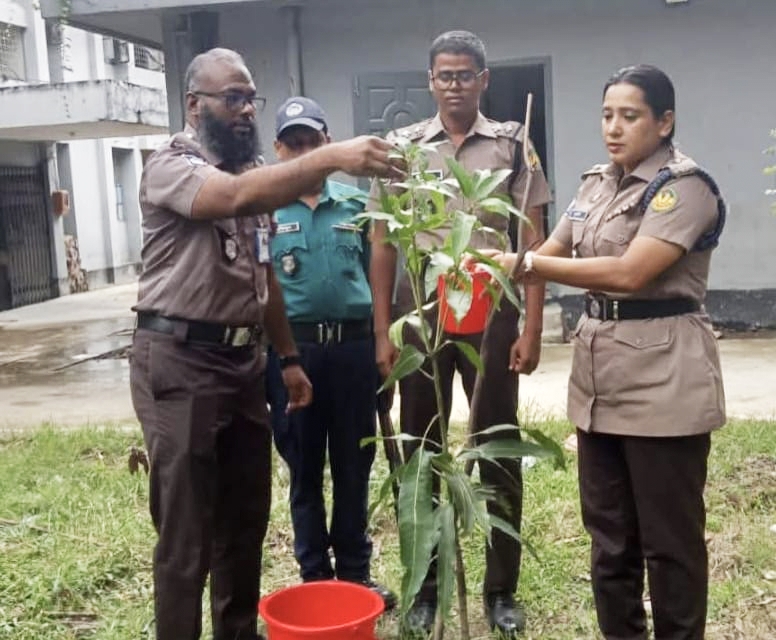 আরএমপি'র বোয়ালিয়া থানায় ফলজ-বনজ গাছের বৃক্ষ রোপণ করলেন ওসি মাছুমা মুশতারী