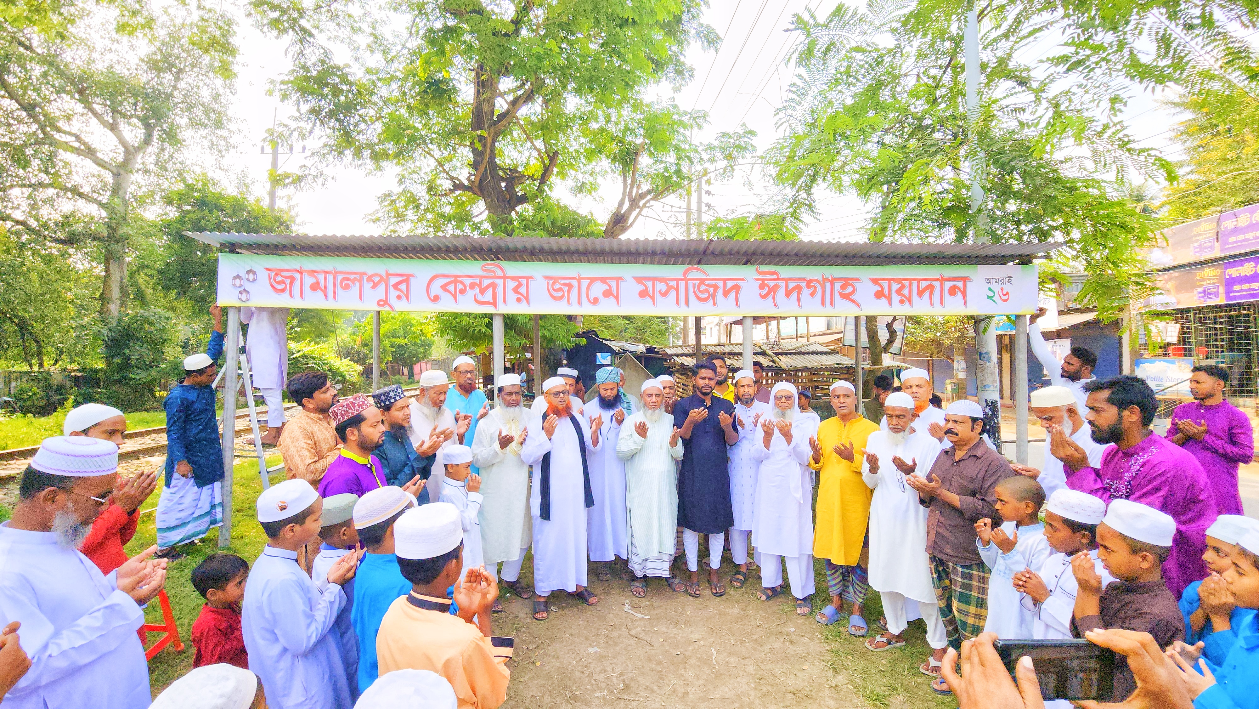 মানুষের দুর্ভোগ লাঘবে রাজশাহীর ভদ্রা ঈদগাহে নতুন ছাউনি নির্মাণ